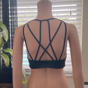 Reebok black strappy sports bra, workout top women size medium 34A like new